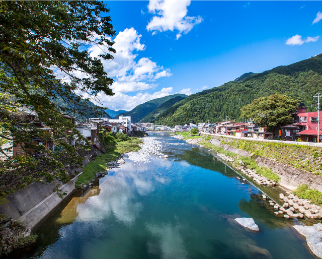 飛騨の豊かな自然に囲まれた神岡町にある山口木工所